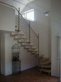 Zweiholmen-Treppe-mit-Holzstufen-und-Edelstahlhandlauf